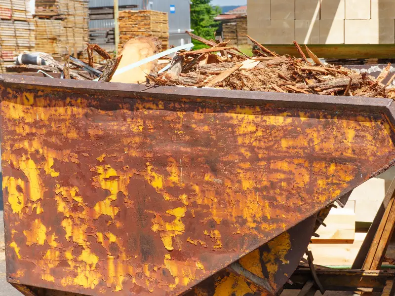 AdobeStock_1341726531 container-per-la-raccolta-dei-residui-di-una-segheria