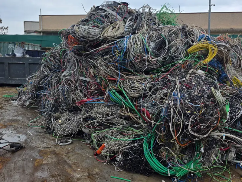 mucchio-di-cavi-elettrici-da-smaltire