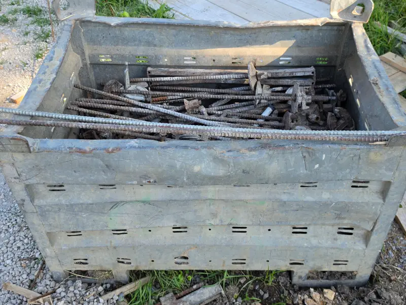 AdobeStock_1341726531 piccolo-cassone-metallico-da-cantiere-in-veneto